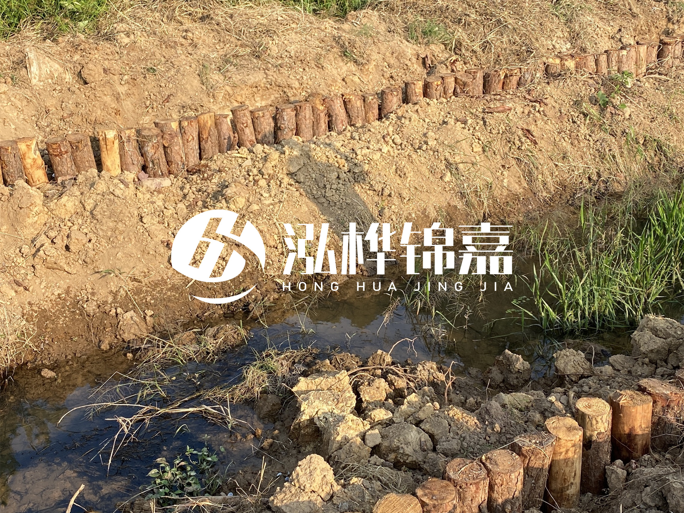 防汛木樁價格中的施工費如何計算？水下打樁和陸地打樁費用差異？