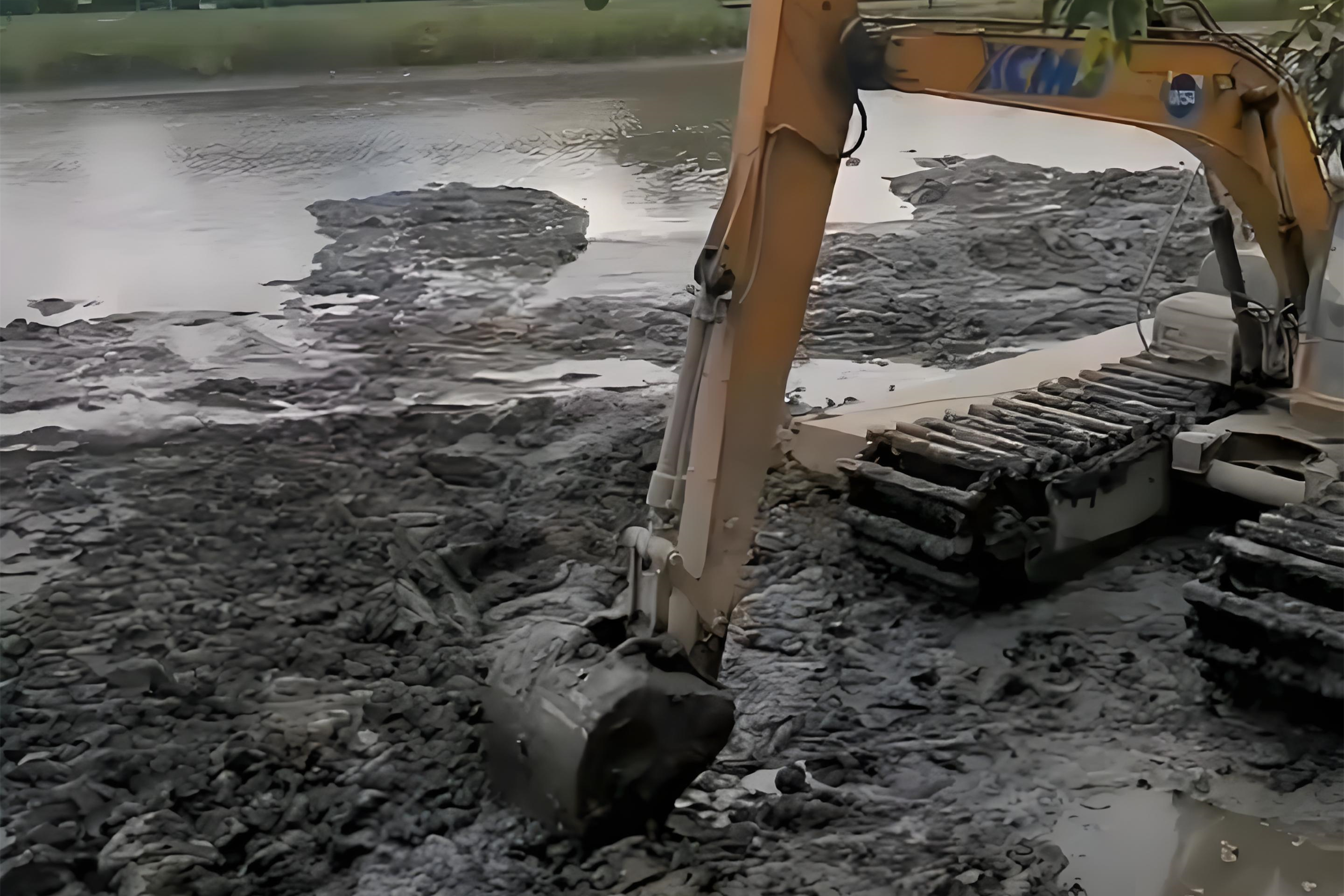 江西水挖清淤團(tuán)隊(duì)泓樺錦嘉-水上挖機(jī)清淤要避開汛期嗎？