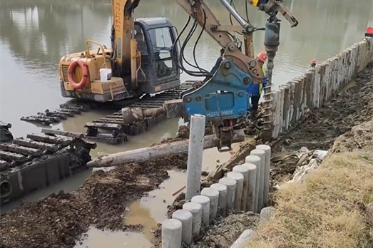 水泥樁批發(fā)廠家泓樺錦嘉-水泥仿木樁適合用于河道護(hù)坡嗎？