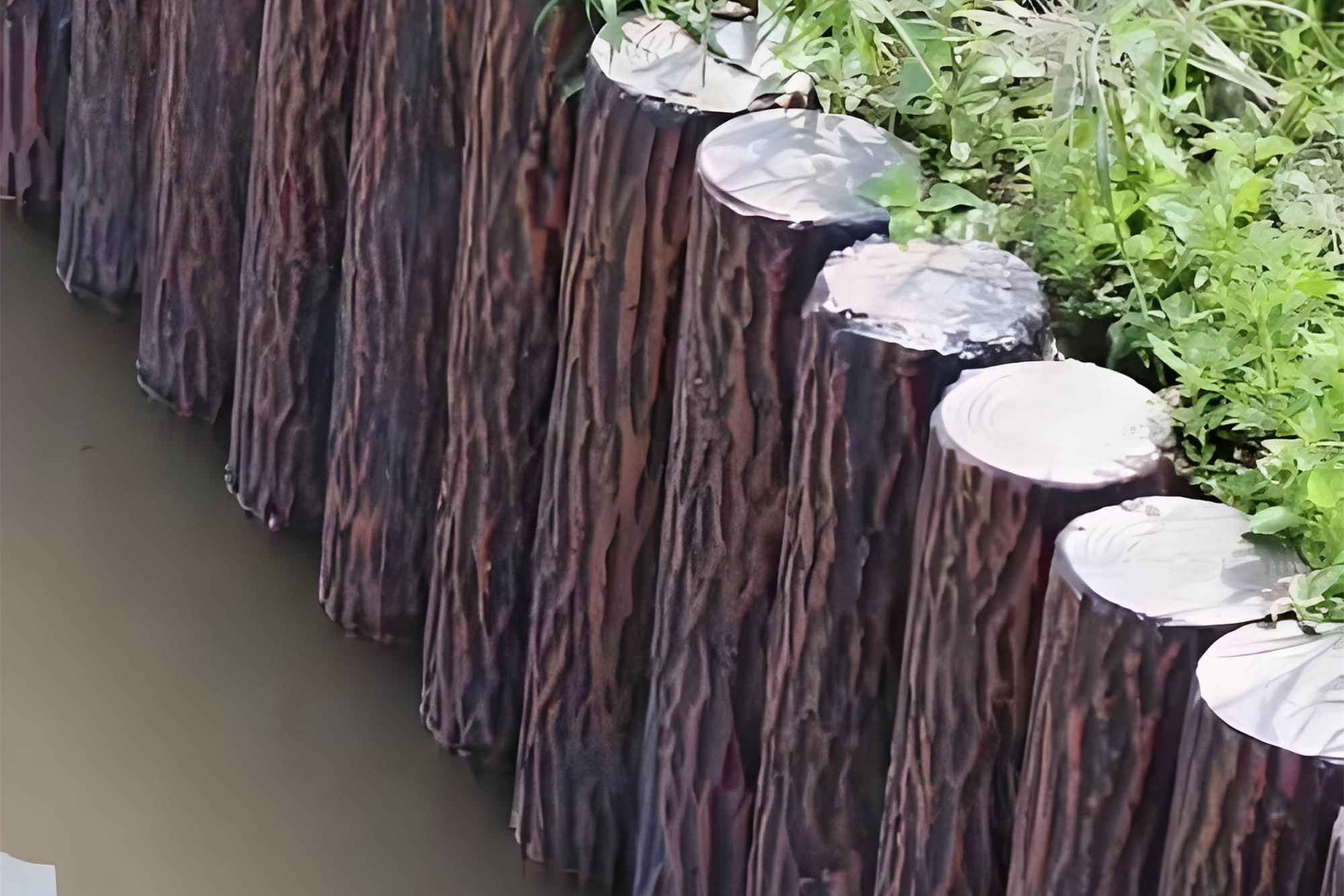 水泥樁批發(fā)廠家泓樺錦嘉-水泥仿木樁的顏色會褪色嗎？