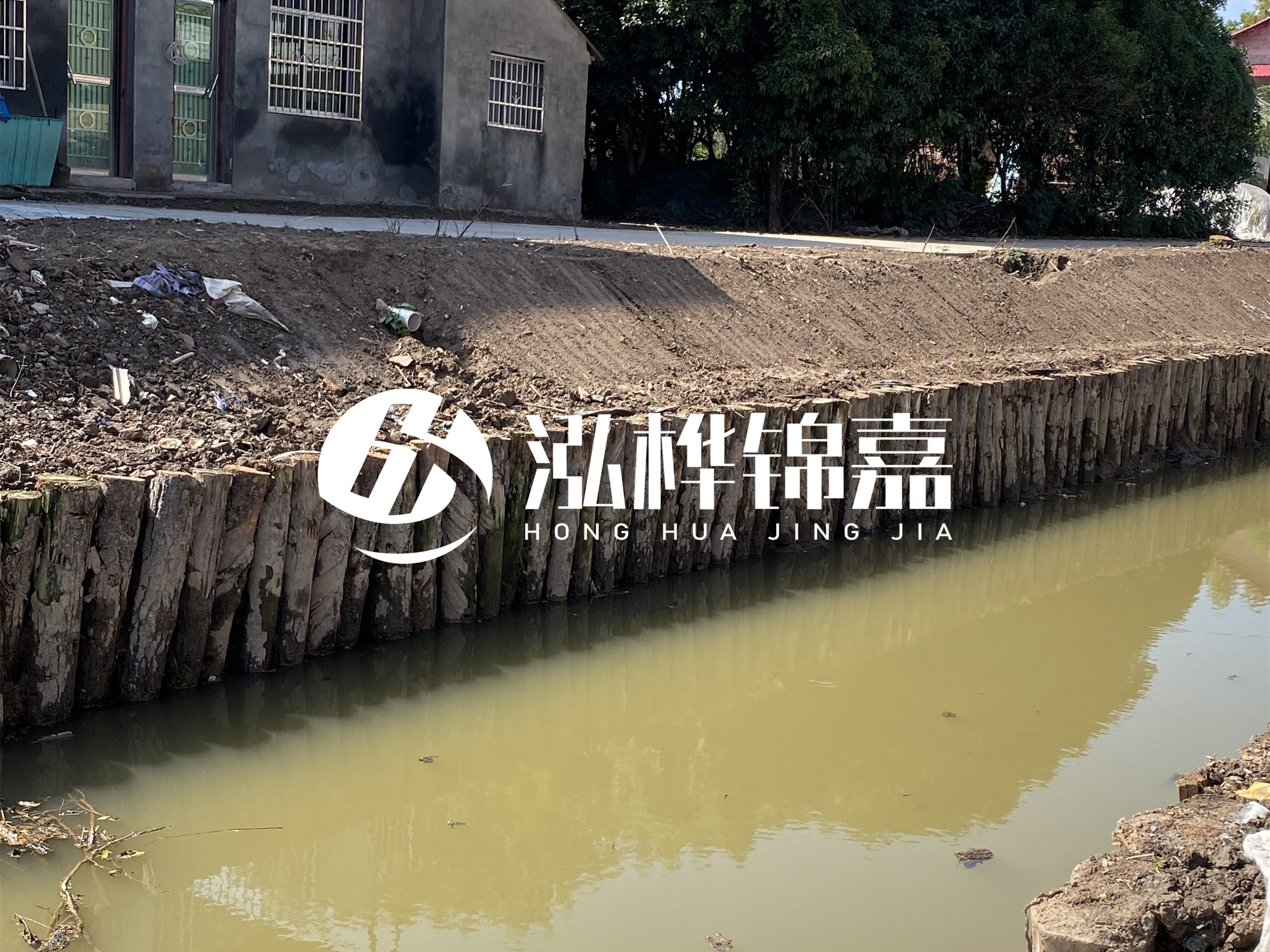 松木樁批發(fā)廠家泓樺錦嘉-圍堰松木樁間距多少能保證穩(wěn)定性？