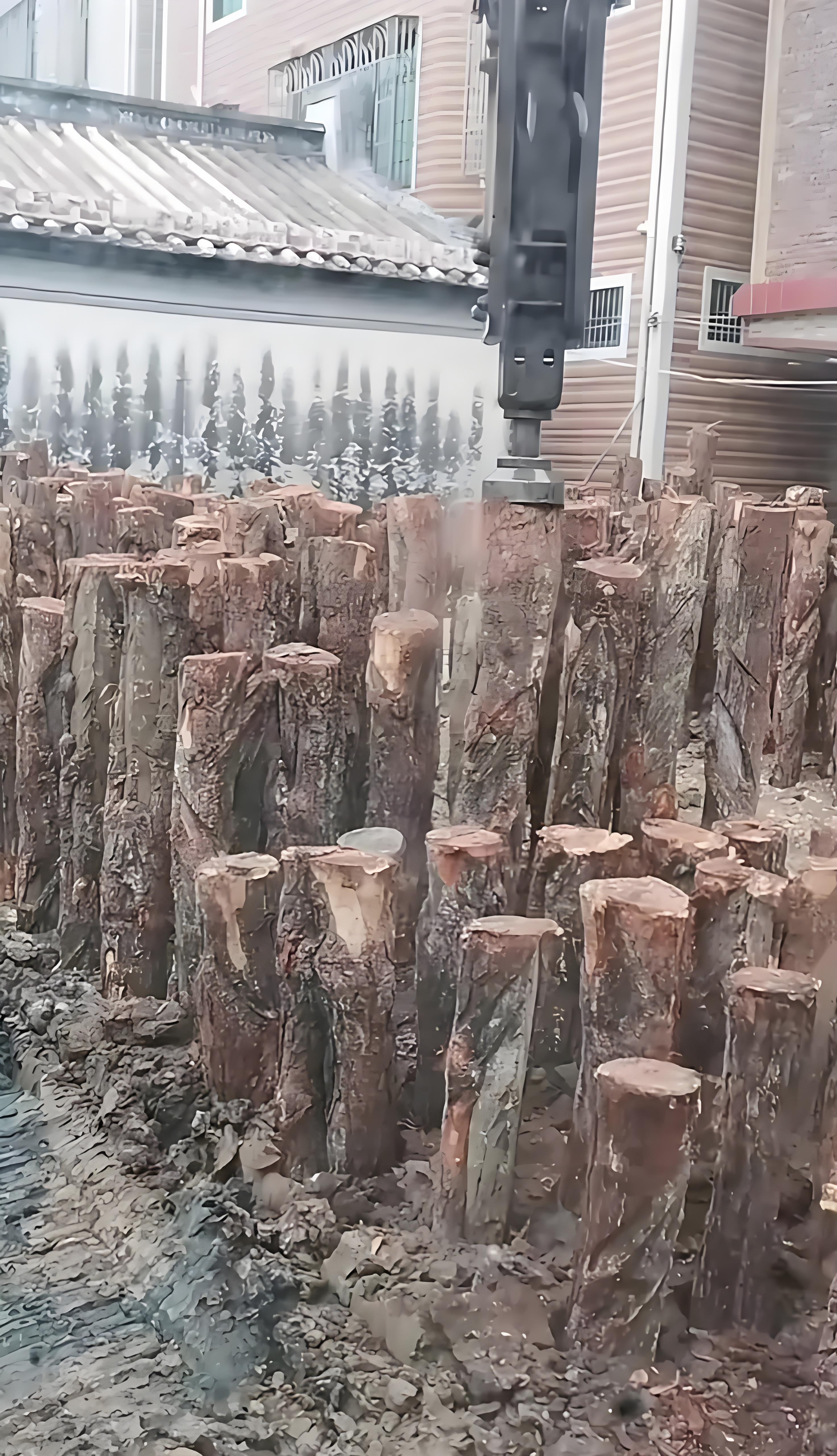 松木樁廠家泓樺錦嘉 - 河道駁岸樁和混凝土駁岸哪個(gè)更劃算？