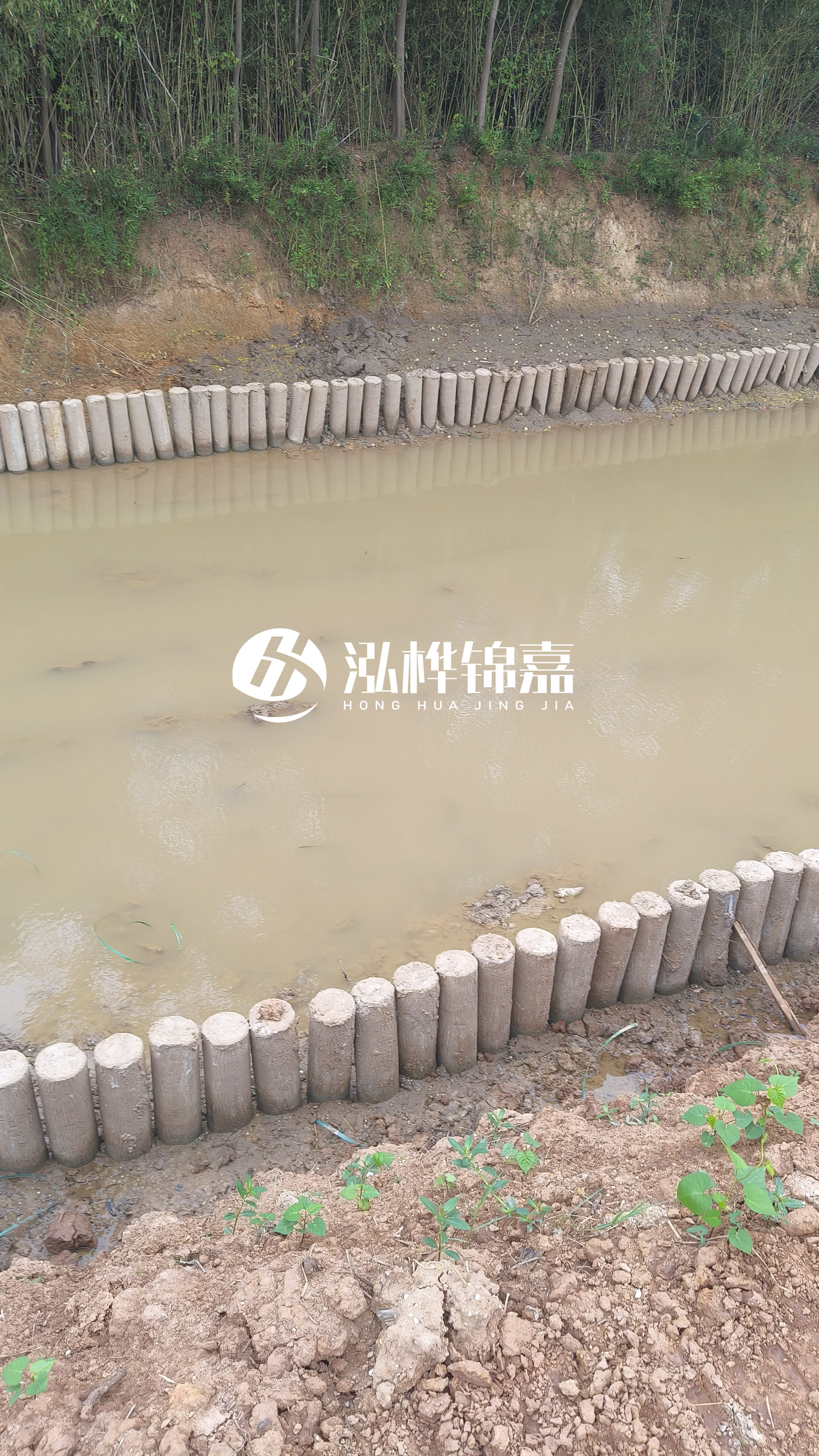 水泥仿木樁施工隊(duì)泓樺錦嘉 - 仿木樁施工的機(jī)械和松木樁施工通用嗎？